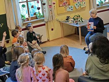 Christine Neder von der Katholischen &Ouml;ffentlichen B&uuml;cherei und die Kinder des Kinderhauses Kunterbunt in Ramsthal.