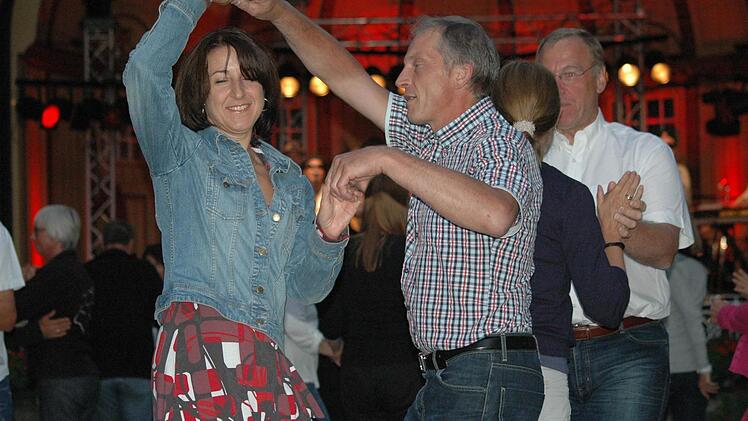 Da konnte man nicht mehr stillsitzen, da musste man tanzen: Im Kurgarten von Bad Kissingen wurde das sonst hier übliche beschauliche Schlendern durch die Anlagen abgelöst von fröhlichen Tänzern und "etwas lauter Musik". Fotos: Peter Klopf