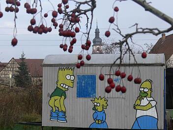 In Untertheres (Landkreis Haßberge) haben die Jugendlichen einen Bauwagen, wo sie unter sich sind. Sie haben ihn mit Figuren der Simpsons-Familie bemalt. Foto: mp/Archiv