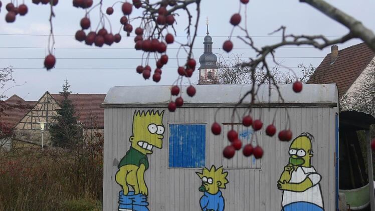 In Untertheres (Landkreis Haßberge) haben die Jugendlichen einen Bauwagen, wo sie unter sich sind. Sie haben ihn mit Figuren der Simpsons-Familie bemalt. Foto: mp/Archiv