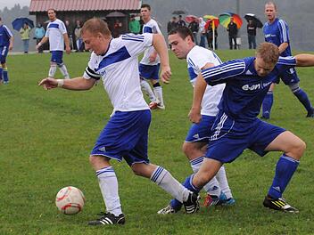 Den Gegner auf Distanz hält Matthias Heck. Während der Kapitän der SG Geroda/Stralsbach (links) von Matthias Kohl unterstützt wird, sieht sich Nico Hartmann vom SV Zeitlofs/Rupboden aufs Abstellgleis geschoben. Foto: ssp