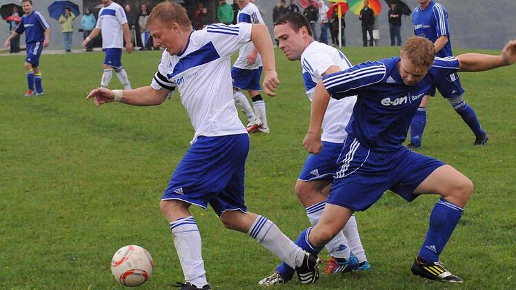 Den Gegner auf Distanz hält Matthias Heck. Während der Kapitän der SG Geroda/Stralsbach (links) von Matthias Kohl unterstützt wird, sieht sich Nico Hartmann vom SV Zeitlofs/Rupboden aufs Abstellgleis geschoben. Foto: ssp