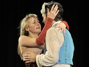 Romeo und Julia im Kaisergarten Neuenrade mit den Schauspielern Elisabeth Milarch und Benjamin Platz  Foto: Mark Sonneborn
