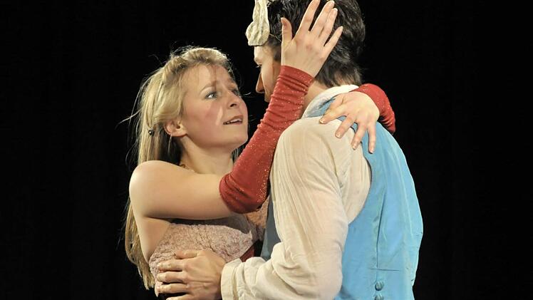 Romeo und Julia im Kaisergarten Neuenrade mit den Schauspielern Elisabeth Milarch und Benjamin Platz  Foto: Mark Sonneborn