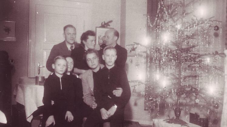 Die letzte Kriegsweihnacht bei Familie Weiland: Großmutter Elsa mit Wolfgang Knopke (u. li.), daneben Gisela Weiland mit Sohn Günter, dahinter Hans-Rudolf Weiland (links) mit einem befreundeten Paar.  Foto: pr
