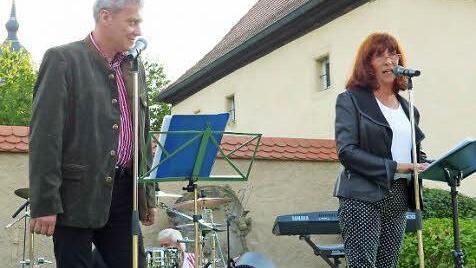 Martin Strobel (links) und Ute Bächer (rechts) von der Gschichtla-Werkstoatt aus Helmbrechts unterhielten das Publikum mit Geschichten so mitten aus dem Leben gegriffen.