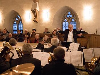 Dekanatskantor Marius Popp in seinem Element: Unter dem Motto "Festlich, nostalgisch und heiter" bescherte der Dekanats-Chor Kronach, der Posaunenchor der Christuskirche und Mitglieder des Konzertchores Coburg zusammen mit Schlagzeuger Roland Spindler einen schwungvollen Start ins neue Jahr. Foto: Mariell Dörrschmidt