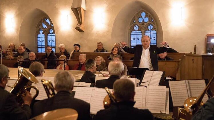 Dekanatskantor Marius Popp in seinem Element: Unter dem Motto "Festlich, nostalgisch und heiter" bescherte der Dekanats-Chor Kronach, der Posaunenchor der Christuskirche und Mitglieder des Konzertchores Coburg zusammen mit Schlagzeuger Roland Spindler einen schwungvollen Start ins neue Jahr. Foto: Mariell Dörrschmidt