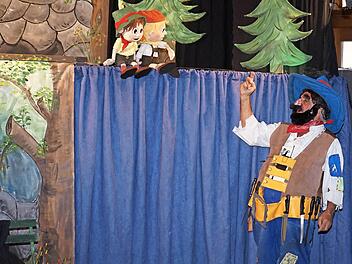 Kasperl und Seppl wollen von R&auml;uber Hotzenplotz die Kaffeem&uuml;hle der Gro&szlig;mutter zur&uuml;ck.  Foto: Isolde Sperlich