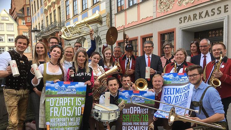 Freuen sich auf drei stimmungsvolle Tage: die "Macher" der "OPAWiesn".privat