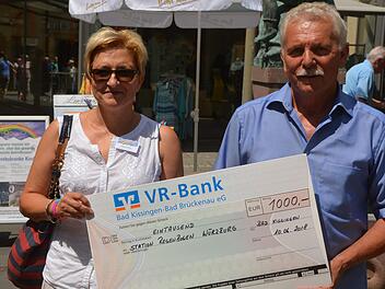 Gunnar Bögner übergibt einen Scheck von 1000 Euro  an Andrea Green. Foto: Peter Rauch