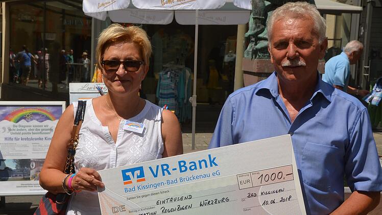 Gunnar Bögner übergibt einen Scheck von 1000 Euro  an Andrea Green. Foto: Peter Rauch