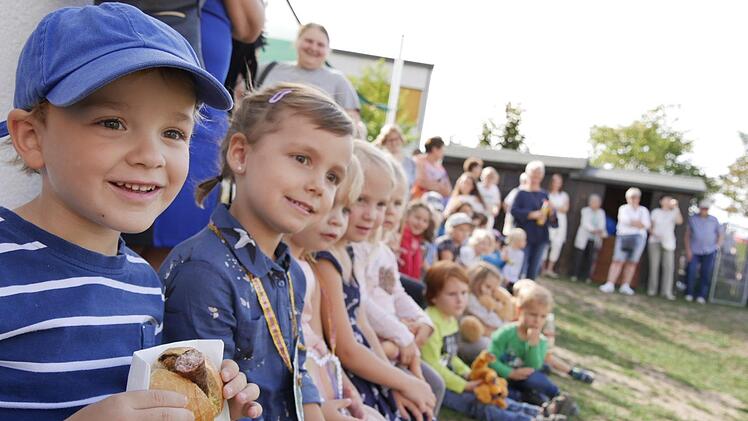 Die Kindergartenkinder vergnügten sich auf der Kindergartenwiese und bekamen das Märchen "Hänsel und Gretel" von den Erzieherinnen geboten.Manja von Nida