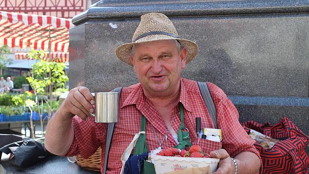Marktbeschicker Ottmar Renner  sitzt im Schatten des Prinz-Albert-Denkmals, um eine Pause zu machen. Cindy D&ouml;tschel