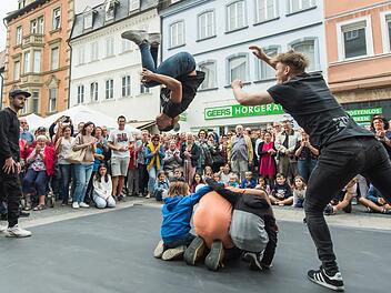 Auftritt der DDC-Breakdancer bei "Schweinfurt ist bunt" mit City-Flohmarkt Rama Dama Anfang September in der Innenstadt. Mit solchen Aktionen gelingt es, viele Menschen auch von au&szlig;erhalb in die Stadt zu bringen.  Foto: Anand Anders