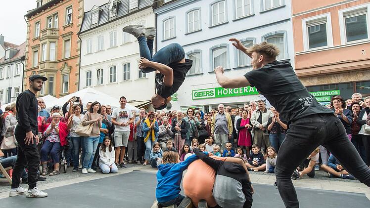 Auftritt der DDC-Breakdancer bei "Schweinfurt ist bunt" mit City-Flohmarkt Rama Dama Anfang September in der Innenstadt. Mit solchen Aktionen gelingt es, viele Menschen auch von au&szlig;erhalb in die Stadt zu bringen.  Foto: Anand Anders