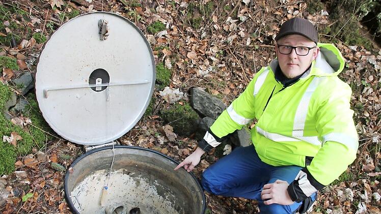 André Leidner vom Wasserwerk zeigt die Tauschendorfer Quellen, die nicht mehr zur Wasserversorgung genutzt werden. Zur Löschwasserversorgung und für den Dorfbrunnen darf das Wasser weiterhin verwendet werden. Foto: Stephan Stöckel