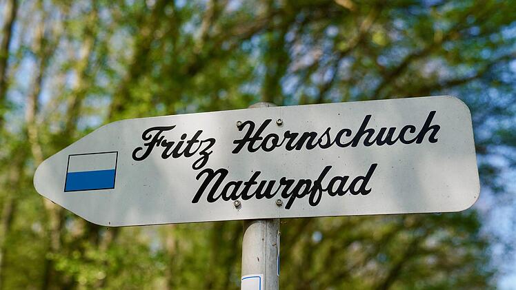 Weiß-blau ist die Beschilderung des Naturpfads. Foto: privat