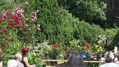 Edgar Brohm informierte über die richtige Behandlung der Rosen.  Foto: pr