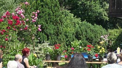 Edgar Brohm informierte über die richtige Behandlung der Rosen.  Foto: pr