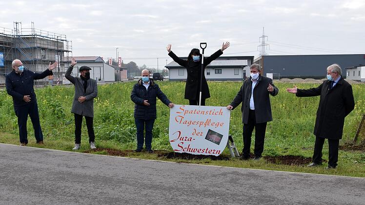 Mit großer Begeisterung und voller Elan geht Andrea Dotterweich mit dem Spatenstich das Projekt zur neuen Tagespflegeeinrichtung in Scheßlitz an. Mit dabei (von links): Bürgermeister Roland Kauper, Architekt Norbert Schaller, MdL Holger Dremel, MdB Andreas Schwarz und Rattelsdorfs Bürgermeister Bruno Kellner