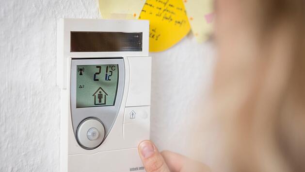 Über das Thermostat kannst du Heizungen neueren Baudatums auf "Sommerbetrieb" oder "Winterbetrieb" umstellen.