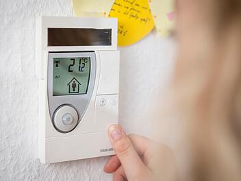 Über das Thermostat kannst du Heizungen neueren Baudatums auf "Sommerbetrieb" oder "Winterbetrieb" umstellen.