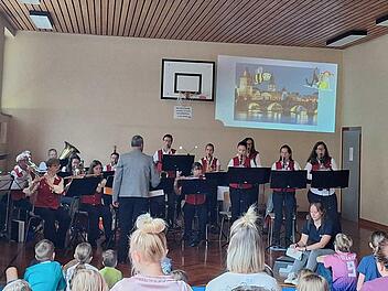 Fröhliches Konzert des Jugendmusikvereins in der Turnhalle der alten Schule in Aura.