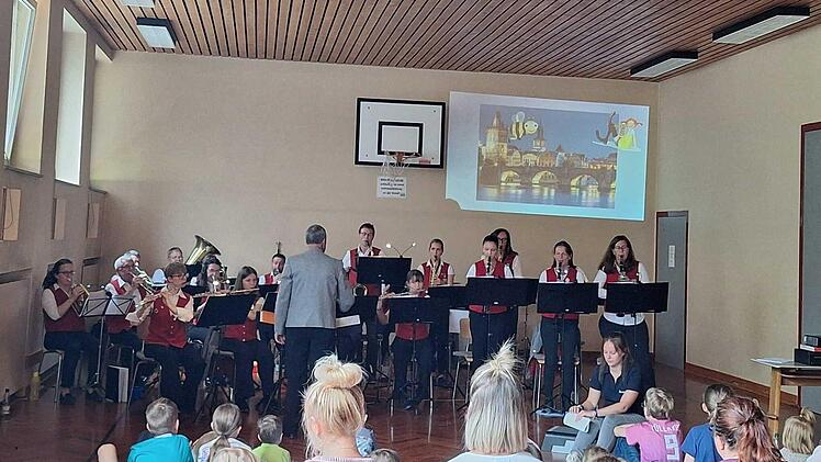 Fröhliches Konzert des Jugendmusikvereins in der Turnhalle der alten Schule in Aura.
