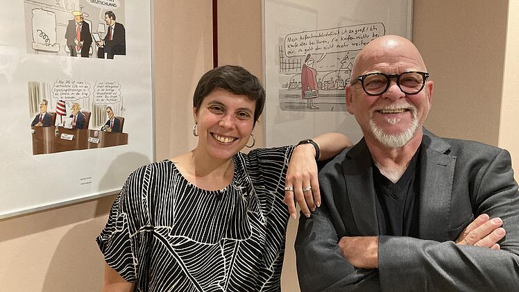 Saskia Wagner, Leiterin der Caricatura-Galerie (von links) und Bernd Gieseking, Satiriker, Kabarettist, Buchautor und vielbesch&auml;ftigter Moderator bei der Er&ouml;ffnung der Ausstellung &bdquo;Beste Bilder &ndash; Deutscher Cartoonpreis&ldquo; in der Oberen Saline. Klaus...