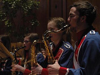 Nicht nur die Uniformen des Jugendmusikkorps der Stadt Bad Kissingen sind eine Augenweide, sondern auch die anspruchsvolle Konzertliteratur, welche die Konzerte immer zu einem Erlebnis werden lassen.Fotos: Peter Klopf