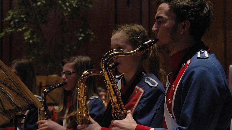 Nicht nur die Uniformen des Jugendmusikkorps der Stadt Bad Kissingen sind eine Augenweide, sondern auch die anspruchsvolle Konzertliteratur, welche die Konzerte immer zu einem Erlebnis werden lassen.Fotos: Peter Klopf
