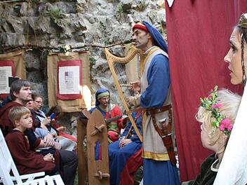 Beatrix von Courtenay (rechts) alias Catherine Vogel lauscht Minnesänger Graf Otto von Botenlauben (Knud Seckel). Fotos: Ralf Ruppert