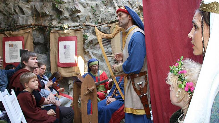 Beatrix von Courtenay (rechts) alias Catherine Vogel lauscht Minnesänger Graf Otto von Botenlauben (Knud Seckel). Fotos: Ralf Ruppert