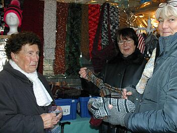 Seit 17 Jahren bereichern die Bohls den Seßlacher Adventsmarkt mit ihrem Stand. Hier beriet Petra Bohl die Dietersdorferin Olga Rotter (Dietersdorf) und ihre Mutter Marie Schubert (Hattersdorf) beim Sockenkauf.