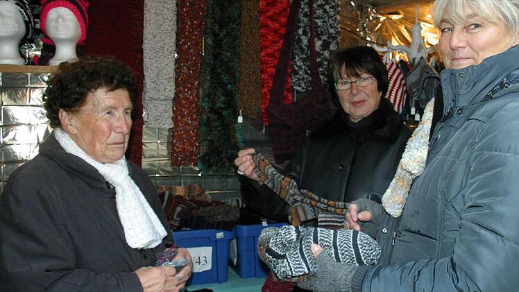 Seit 17 Jahren bereichern die Bohls den Seßlacher Adventsmarkt mit ihrem Stand. Hier beriet Petra Bohl die Dietersdorferin Olga Rotter (Dietersdorf) und ihre Mutter Marie Schubert (Hattersdorf) beim Sockenkauf.