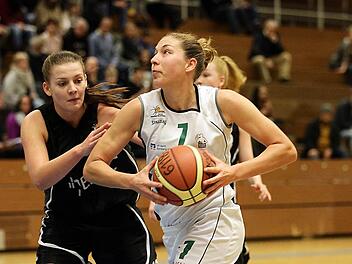 Svenja Zeis (r.) steuerte dem DJK-Sieg in M&uuml;nchen acht Punkte bei. Anschlie&szlig;end machte sich die Referendarin auf den Weg nach S&uuml;dtirol, wo die Siebtkl&auml;ssler des Bamberger Kaiser-Heinrich-Gymnasiums am Nachmittag bereits zum Skikurs eingetroffen waren, um dann das aktuelle Ergebnis von ihrer Betreuerin zu erfahren. Foto: sportpress