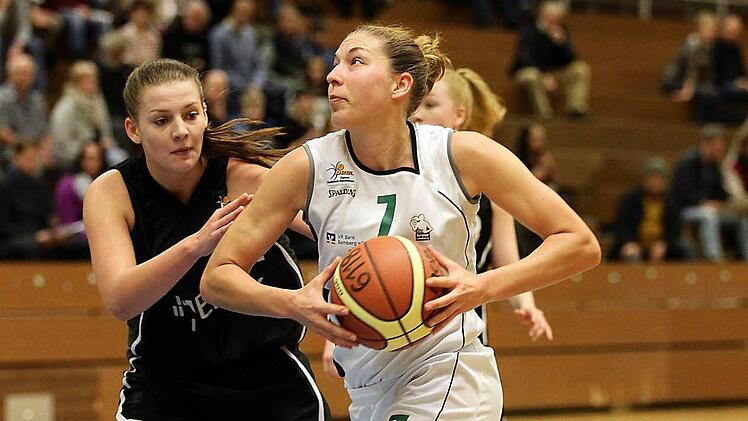 Svenja Zeis (r.) steuerte dem DJK-Sieg in M&uuml;nchen acht Punkte bei. Anschlie&szlig;end machte sich die Referendarin auf den Weg nach S&uuml;dtirol, wo die Siebtkl&auml;ssler des Bamberger Kaiser-Heinrich-Gymnasiums am Nachmittag bereits zum Skikurs eingetroffen waren, um dann das aktuelle Ergebnis von ihrer Betreuerin zu erfahren. Foto: sportpress