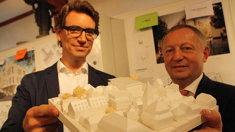 Architekt Thomas Steinle und Landrat Thomas Bold mit dem Modell des Erweiterungsbaus: Durch die zum Teil zwei- und zum Teil dreigeschossige Bauweise fügt sich das Gebäude (Bildmitte) gut in das Ensemble zwischen Rathaus (vorne), Jakobuskirche (rechts) und Landratsamt (dahinter) ein. Fotos: Ralf Ruppert