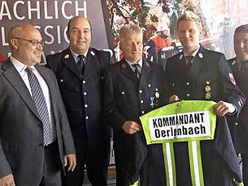 Die Feuerwehr Oerlenbach hat seit Jahresbeginn eine neue Führung. Bürgermeister Franz Kuhn (links) dankte stellvertretendem Kommandant Alexander Böse und Kommandant Reiner Kuhn, der auf unserem Foto symbolisch die Schutzweste mit Aufschrift seinem jüngeren Bruder Michael übergibt. Recht der neue Stellvertreter Sebastian Thein.  Foto: Geiger