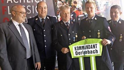 Die Feuerwehr Oerlenbach hat seit Jahresbeginn eine neue Führung. Bürgermeister Franz Kuhn (links) dankte stellvertretendem Kommandant Alexander Böse und Kommandant Reiner Kuhn, der auf unserem Foto symbolisch die Schutzweste mit Aufschrift seinem jüngeren Bruder Michael übergibt. Recht der neue Stellvertreter Sebastian Thein.  Foto: Geiger