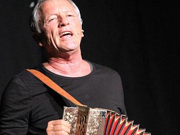 Vielseitig musikalisch, authentisch und fuchsschlau: Der Oberbayer Josef Brustmann beim fränkischen Kulturherbst im Ellertal.Foto: Bertram Wagner