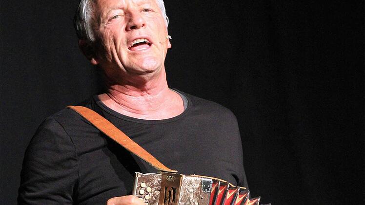 Vielseitig musikalisch, authentisch und fuchsschlau: Der Oberbayer Josef Brustmann beim fränkischen Kulturherbst im Ellertal.Foto: Bertram Wagner