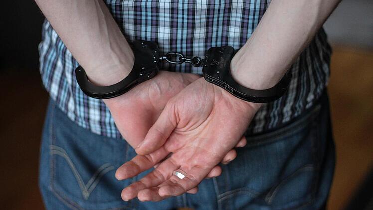 Ein 37-J&auml;hriger gab sich bei einer Polizeikontrolle am Sonntag als jemand anders aus. Dumm nur, dass derjenige zur Fahndung ausgeschrieben war... Symbolfoto: Christopher Schulz
