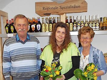 Wolfgang Rieger dankte Anja Bartsch und Gundula Rieger (r.) Foto: hl
