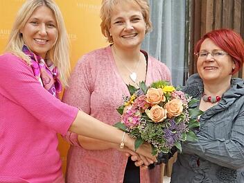 MdB Silke Launert (links) und die den Vorsitz abgebende Barbara Hölzel (rechts) beglückwünschen die neue FU-Vorsitzende Nina Liebermann (Mitte) zu ihrem Wahlerfolg.  Foto: Doris Weidner