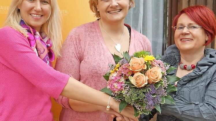 MdB Silke Launert (links) und die den Vorsitz abgebende Barbara Hölzel (rechts) beglückwünschen die neue FU-Vorsitzende Nina Liebermann (Mitte) zu ihrem Wahlerfolg.  Foto: Doris Weidner