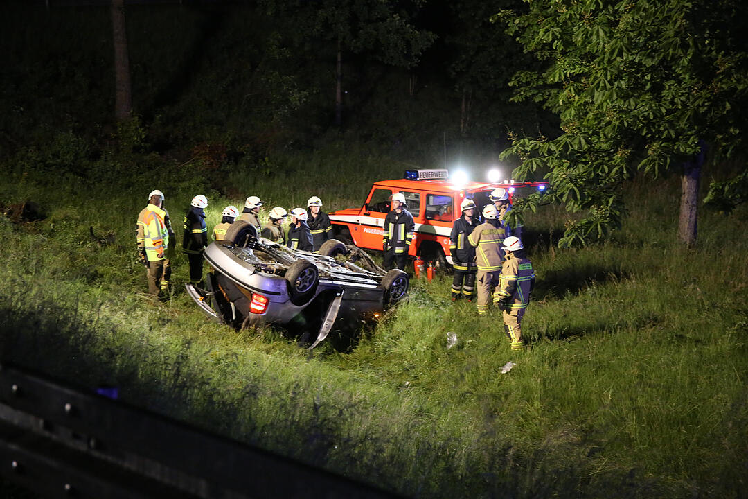 Auto kommt bei Hof von B15 ab