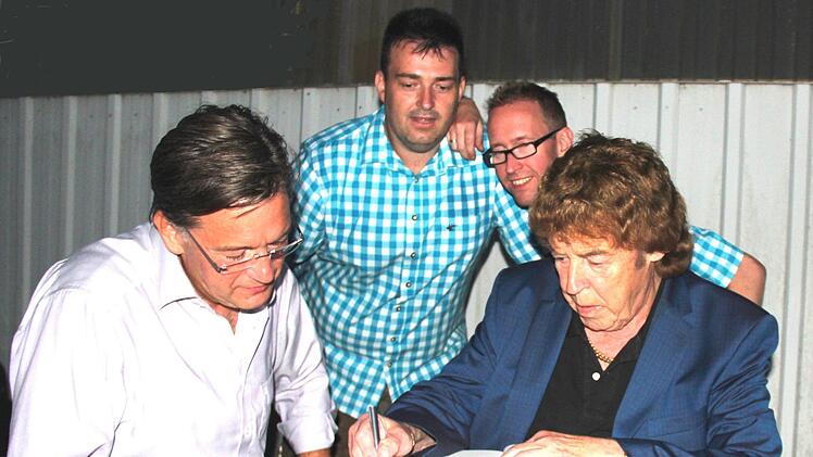 Tony Marshall beim Eintrag ins Goldene Buch der Gemeinde zusammen mit Bürgermeister Karsten Fischkal (l.) und den Veranstaltern, dem Duo Franken Express.