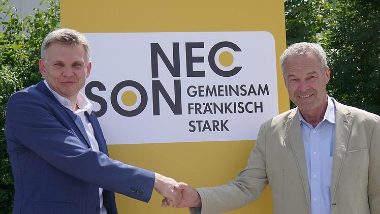 Shakehands: Heiko Voigt (links) und Frank Rebhan mit einem Zeichen für gute Zusammenarbeit.Berthold Köhler